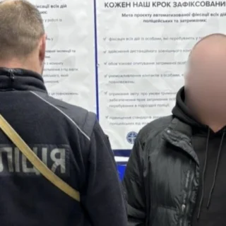 Розповсюджквав порно.