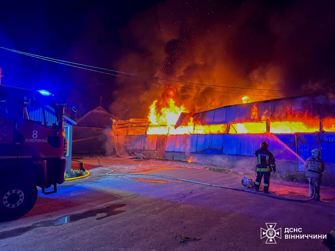 Пожежу на меблевому підприємстві у Браїлові гасили три підрозділи