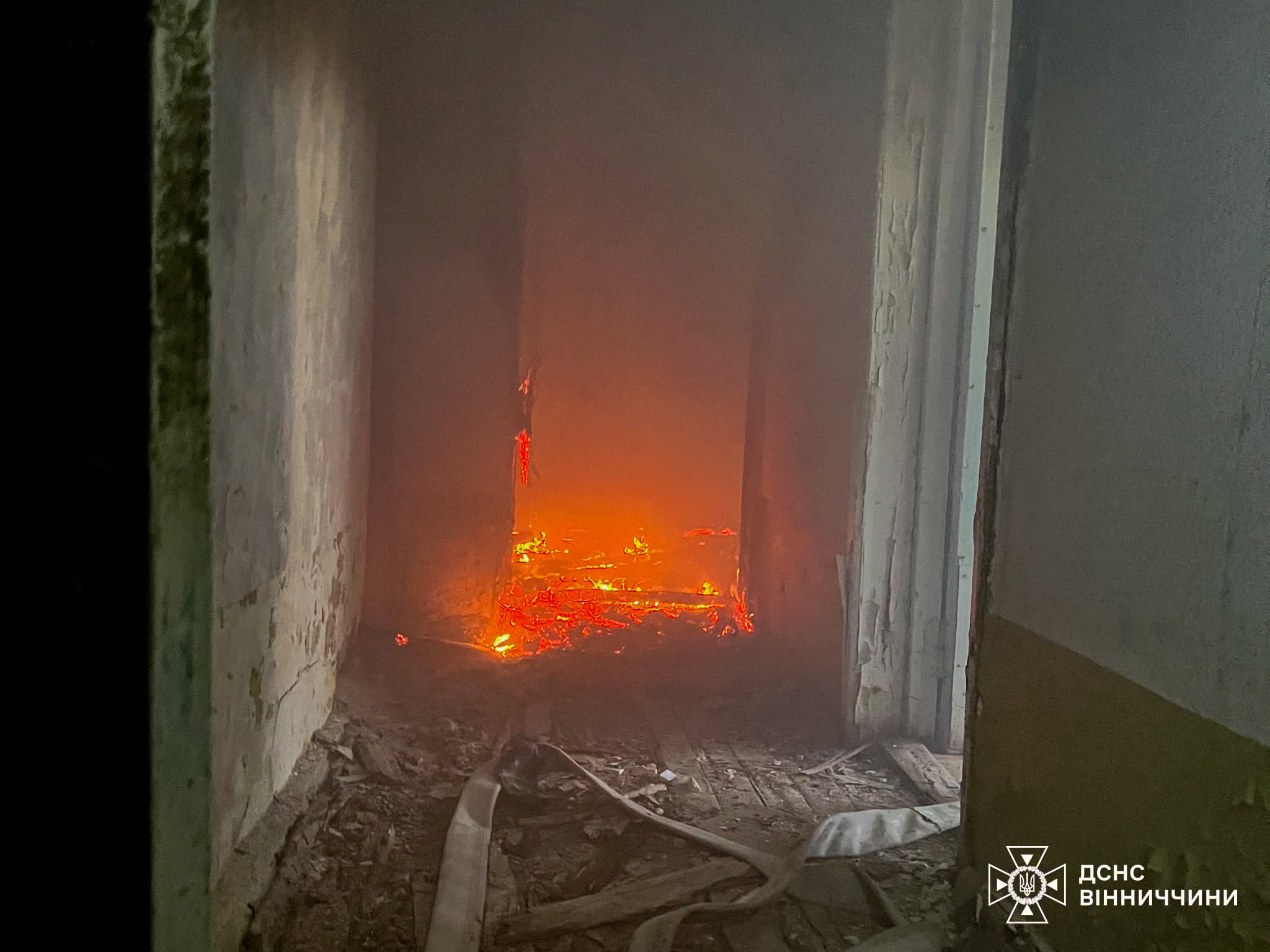 Пожежу на меблевому підприємстві у Браїлові гасили три підрозділи