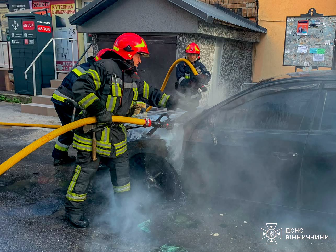 У Вінниці згоріла автівка та серверна кімната навчального закладу