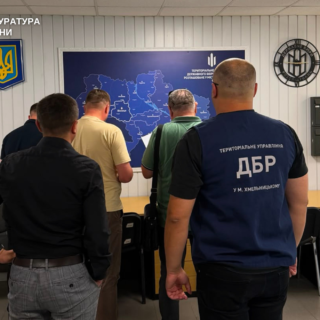 Підозрюють посадовця.
