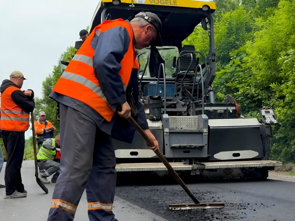 На Вінниччині продовжують ремонтні роботи на дорогах