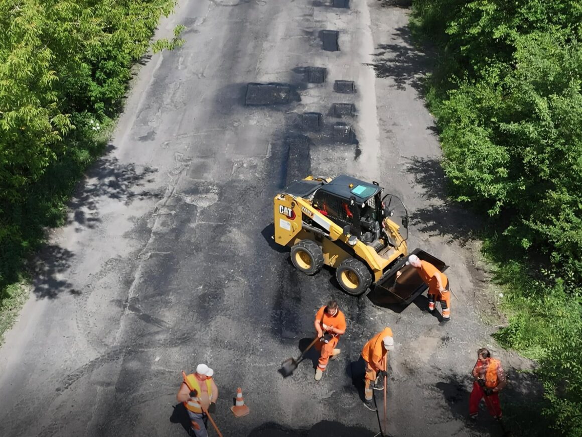 Повідомили де на Вінниччині ремонтують дороги у співфінансуванні з місцевими громадами