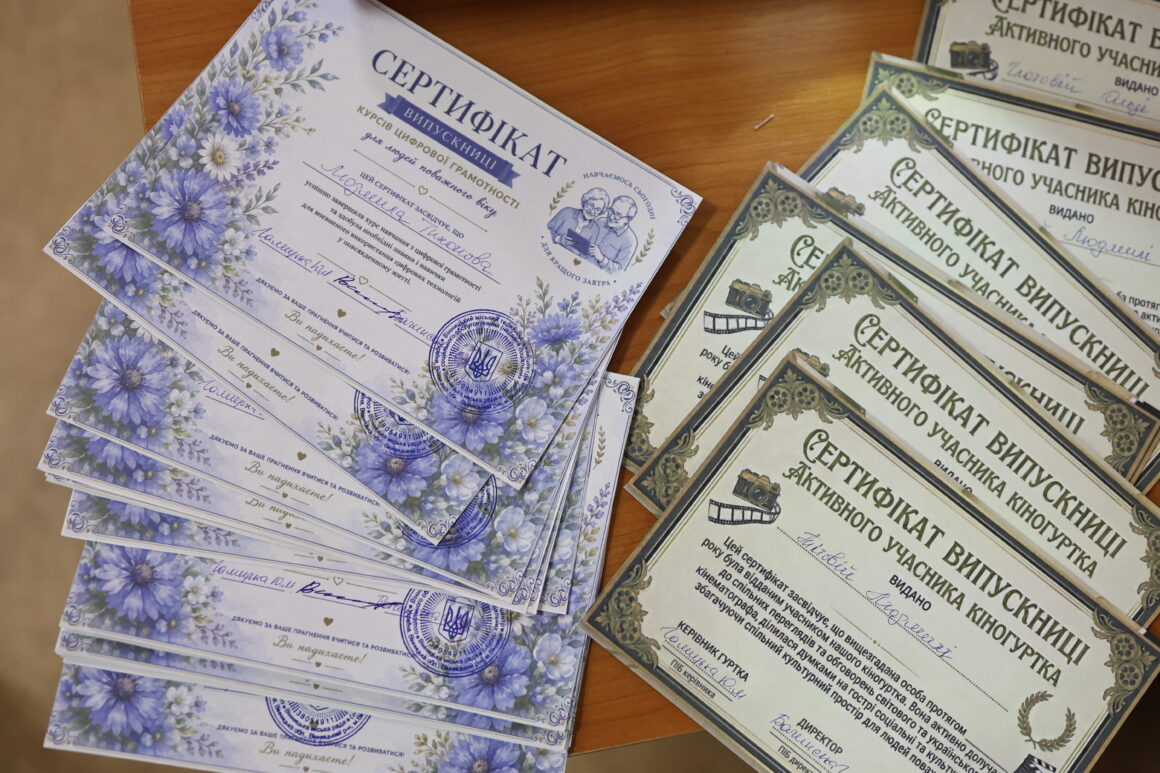 У Вінницькому терцентрі сертифікати за навчання отримали випускники курсів віком 60+
