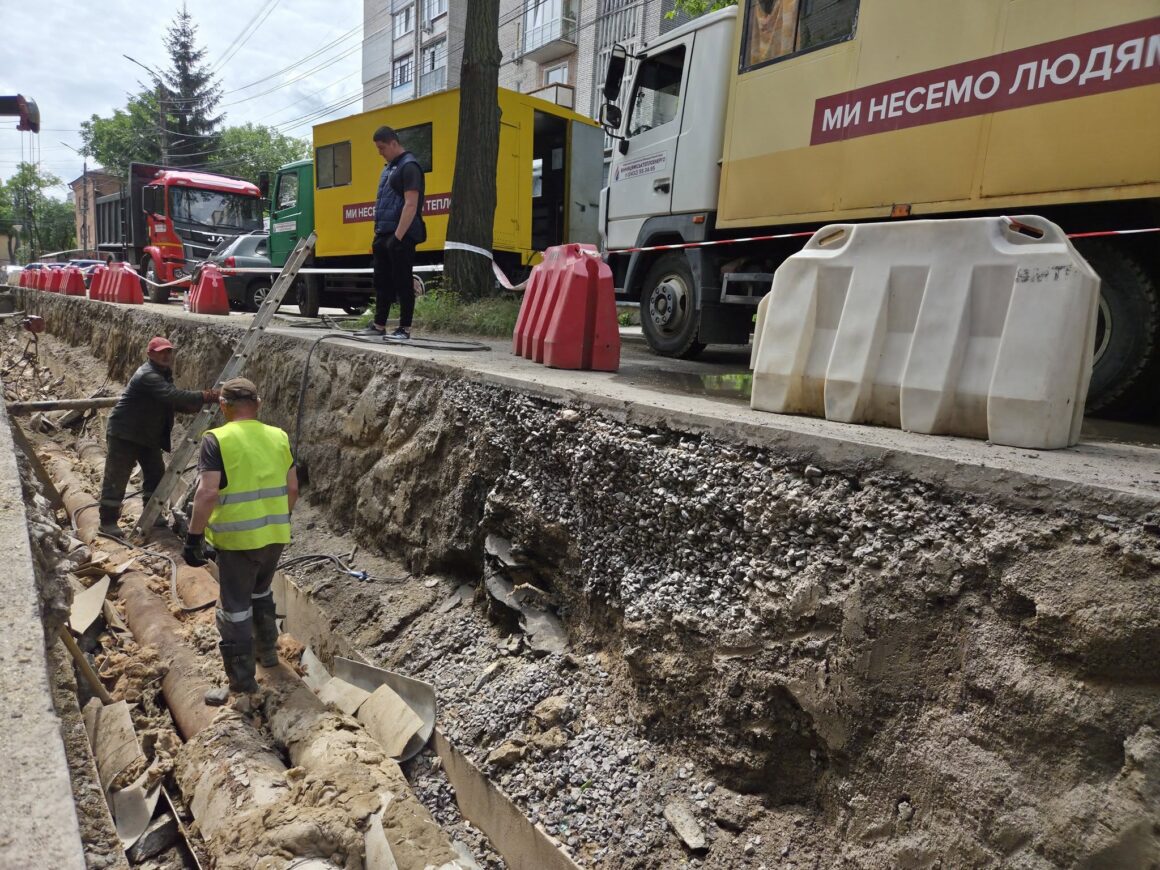 У Вінниці на вулиці Варшавській продовжують ремонти тепломереж