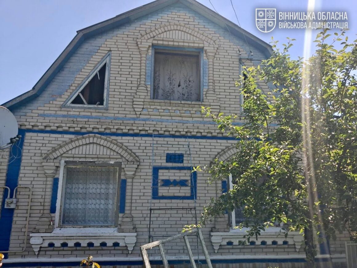 Від російського удару на Вінниччині постраждали будівлі та автомобілі