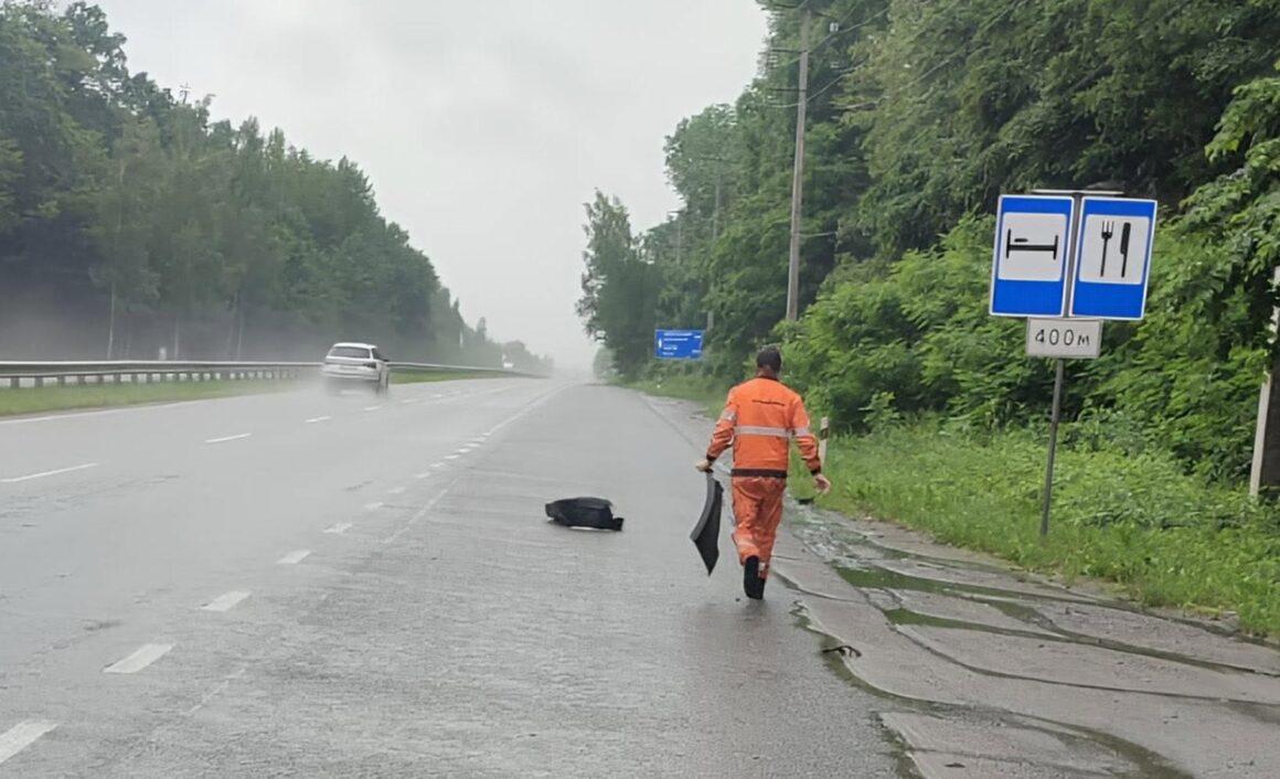На Вінниччині дорожники прибирають узбіччя