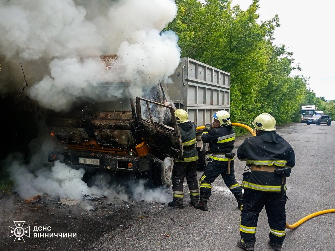 Вантажівка з зерном загорілася під час руху на Вінниччині