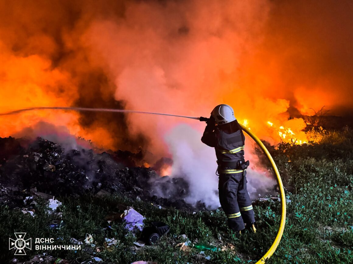 На Вінниччині згоріло сміттєзвалище