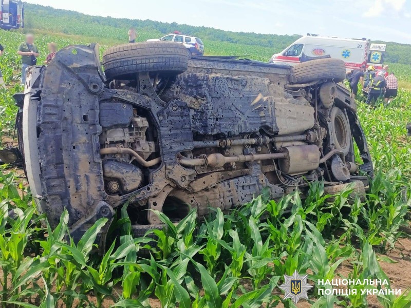 Смертельний виліт у поле: на Вінниччині перекинувся позашляховик, двоє людей загинули