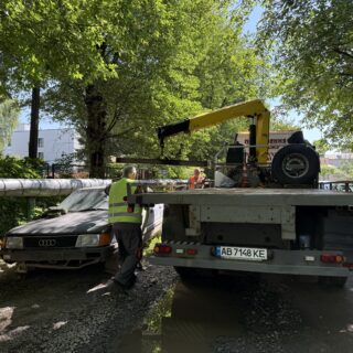 Прибрали автомобілі.
