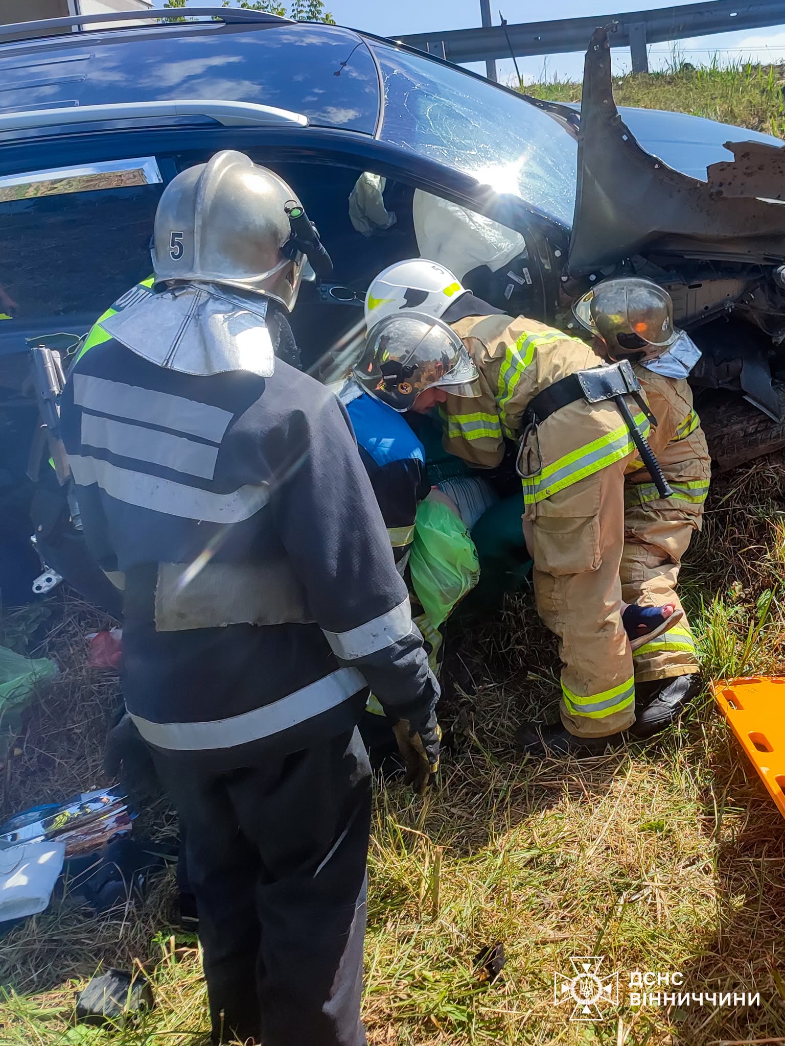 У Вінниці жінку витягли автомобіля, який злетів з дороги