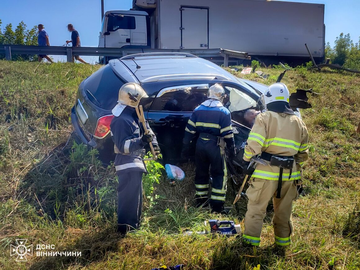 У Вінниці жінку витягли автомобіля, який злетів з дороги