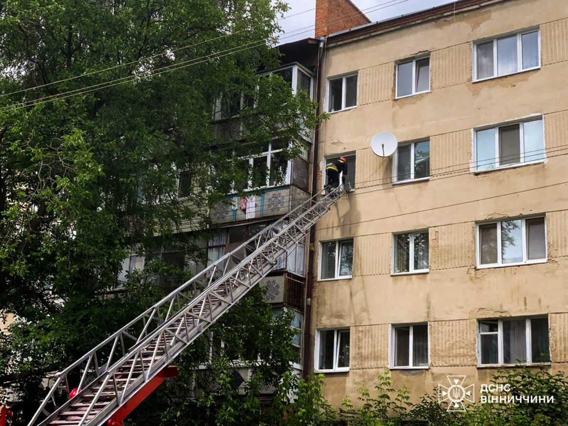 У Вінниці рятувальники лізли на четвертий поверх в квартиру бабусі, якій стало зле