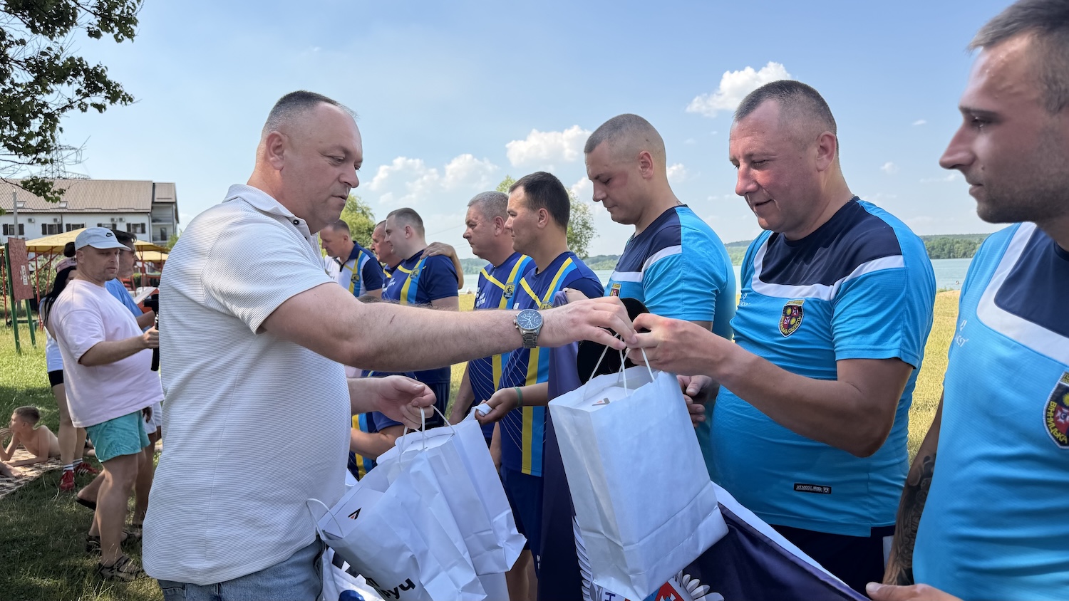 У Ладижині ветерани зіграли у волейбол сидячи