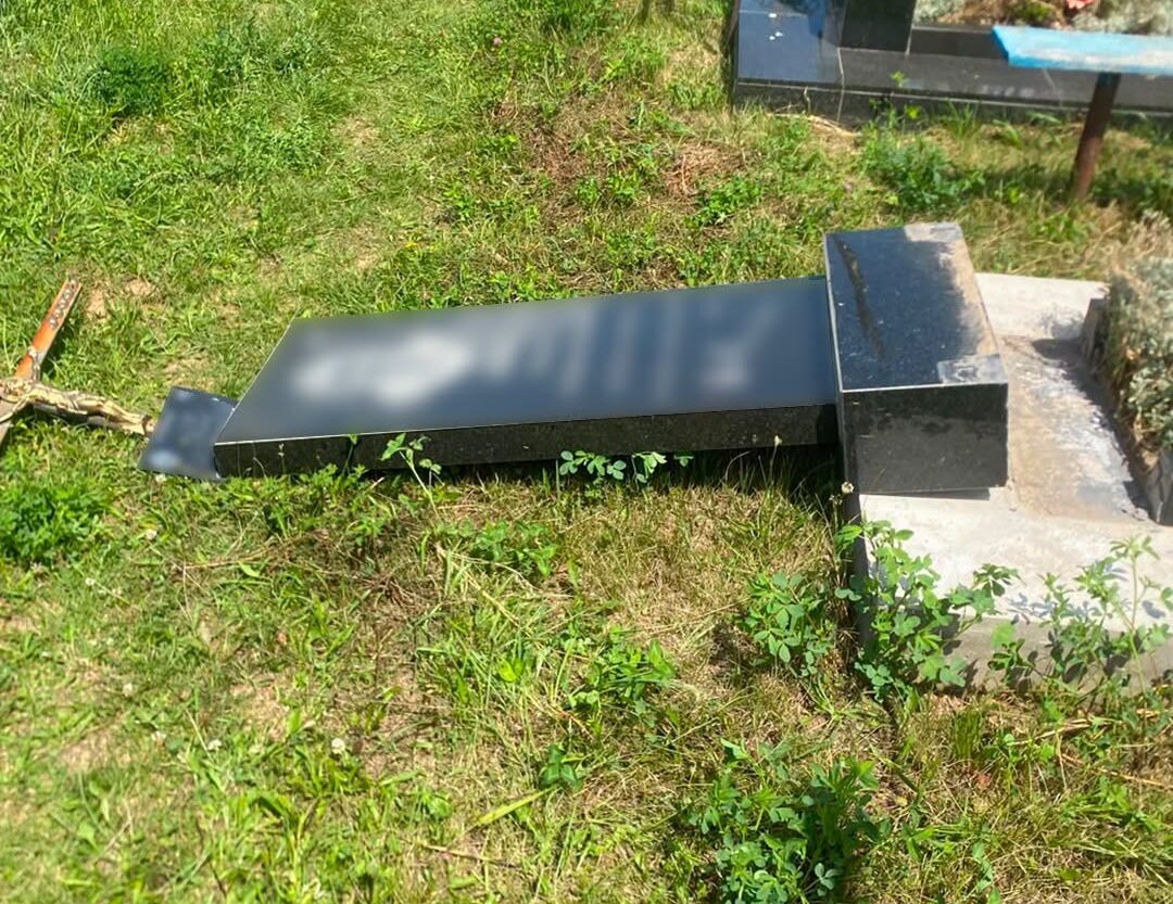 На Вінниччині затримали чоловіка, який пошкодив кладовище у Васильківці