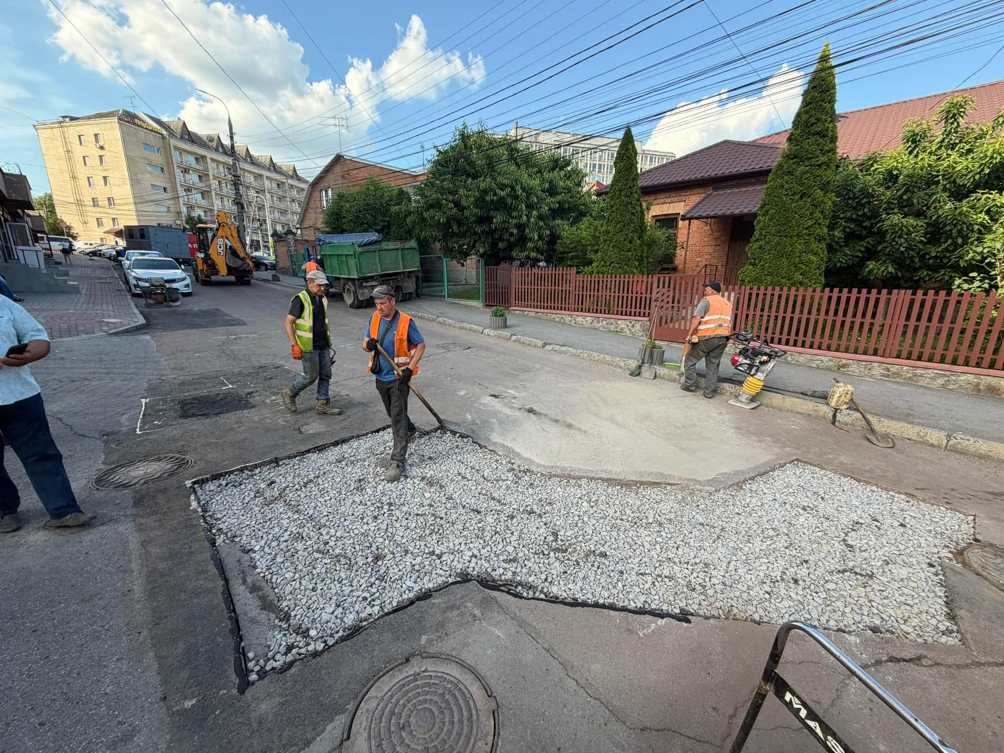 У Вінниці проводять огляди люків на дорогах