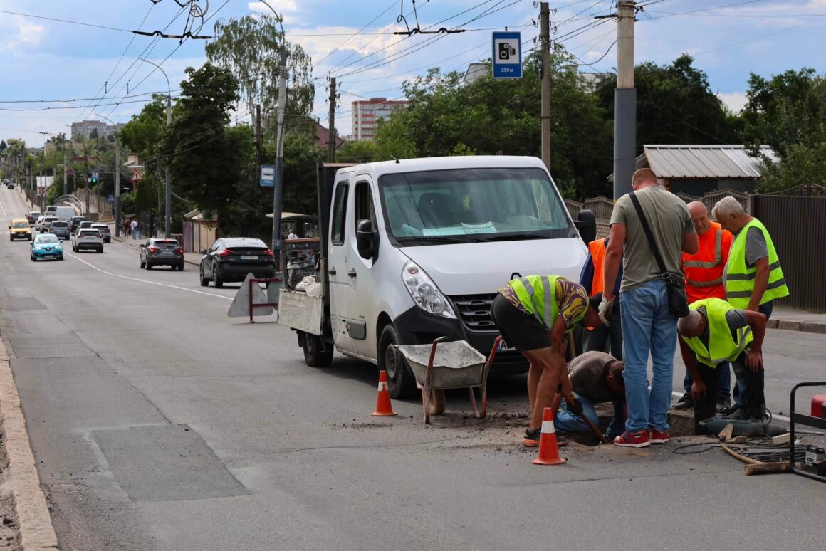 У Вінниці на вулиці Келецькій замінюють люки на «безшумні»