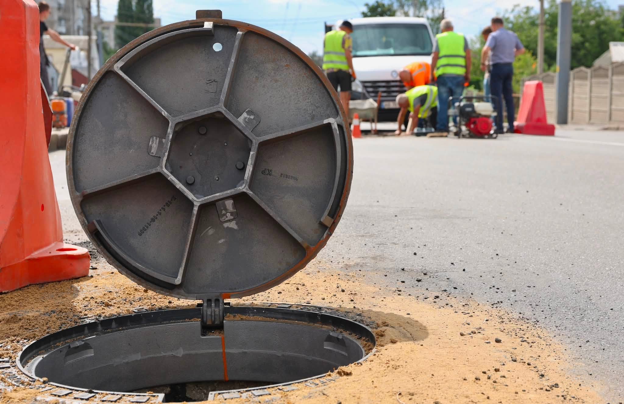 У Вінниці на вулиці Келецькій замінюють люки на «безшумні»