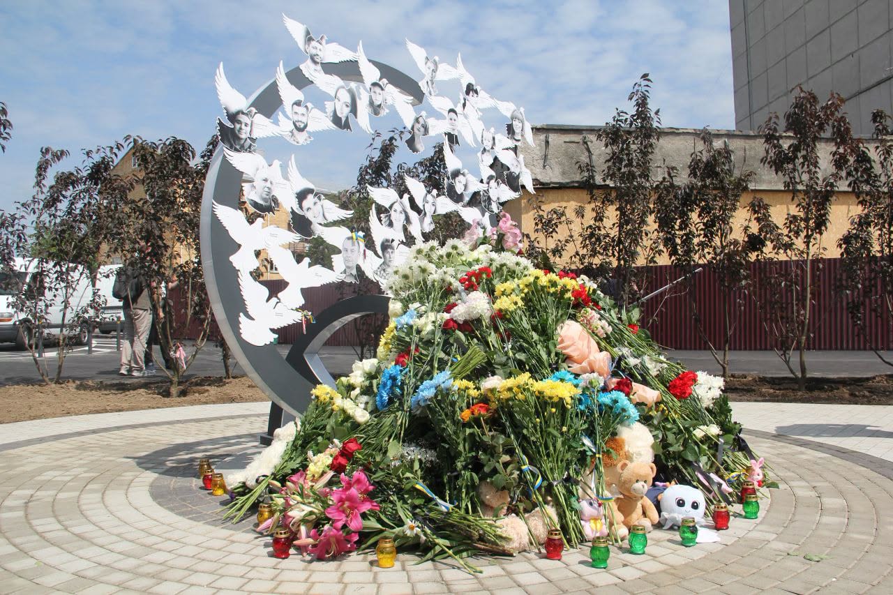 У Вінниці в небо запустили чорні повітряні кульки. Вшанували пам’ять жертв ракетного обстрілу міста росіянами. Фото
