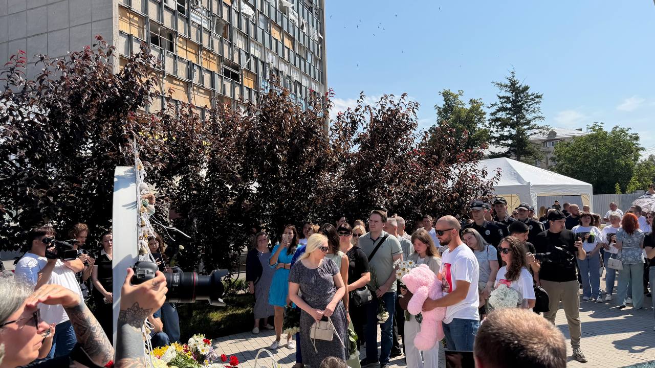 У Вінниці в небо запустили чорні повітряні кульки. Вшанували пам’ять жертв ракетного обстрілу міста росіянами. Фото