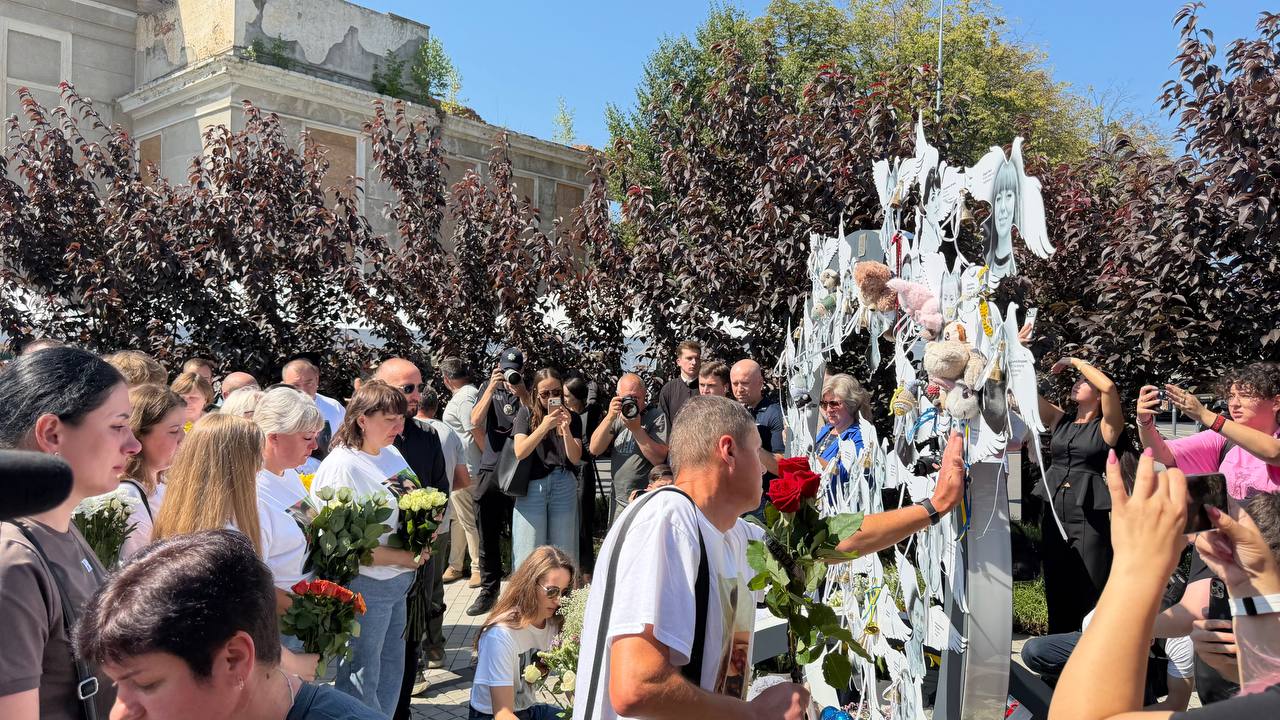 У Вінниці в небо запустили чорні повітряні кульки. Вшанували пам’ять жертв ракетного обстрілу міста росіянами. Фото