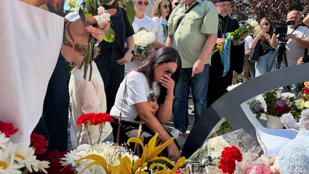 У Вінниці в небо запустили чорні повітряні кульки. Вшанували пам’ять жертв ракетного обстрілу міста росіянами. Фото