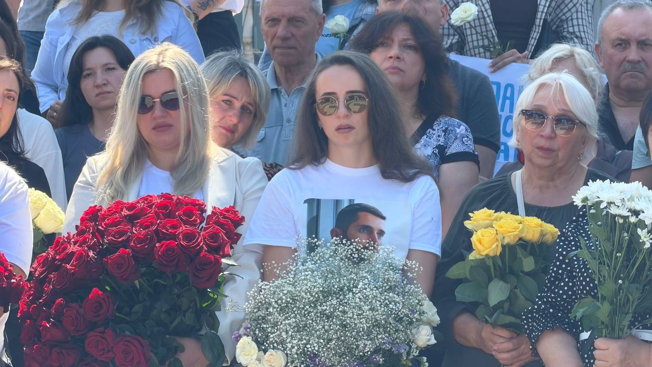 У Вінниці в небо запустили чорні повітряні кульки. Вшанували пам’ять жертв ракетного обстрілу міста росіянами. Фото