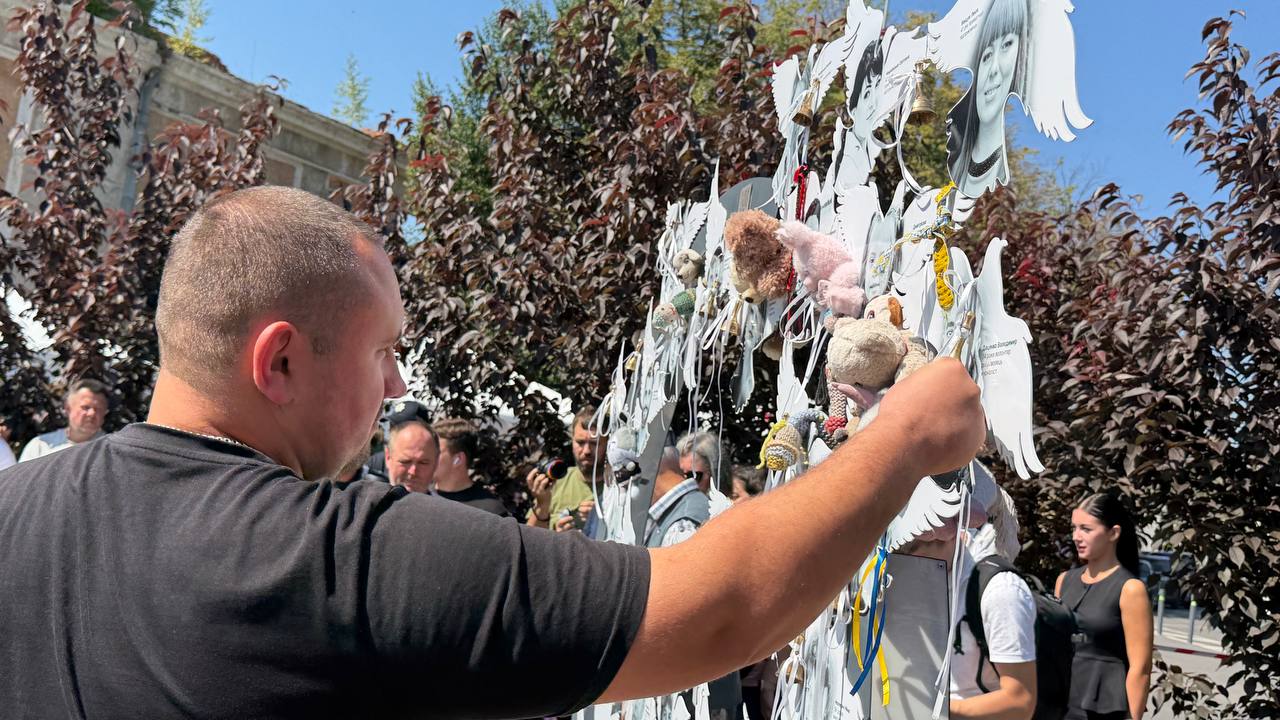У Вінниці в небо запустили чорні повітряні кульки. Вшанували пам’ять жертв ракетного обстрілу міста росіянами. Фото