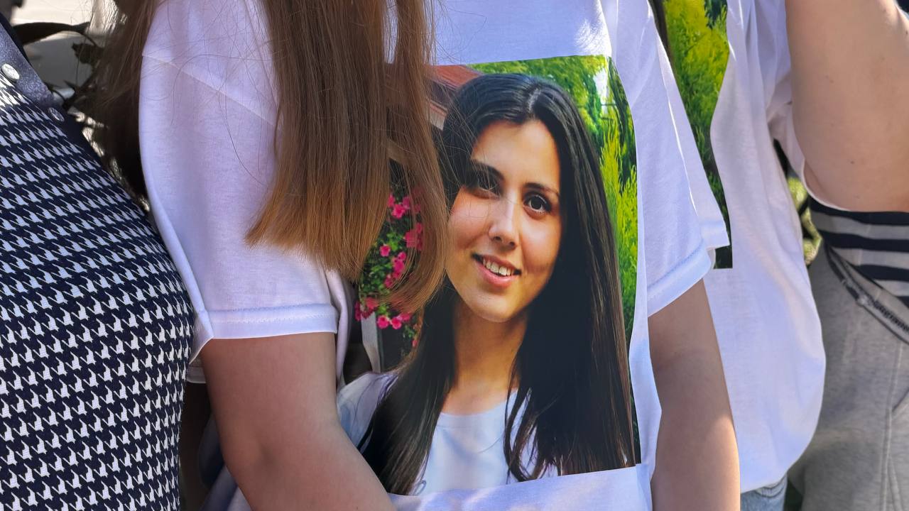 У Вінниці в небо запустили чорні повітряні кульки. Вшанували пам’ять жертв ракетного обстрілу міста росіянами. Фото