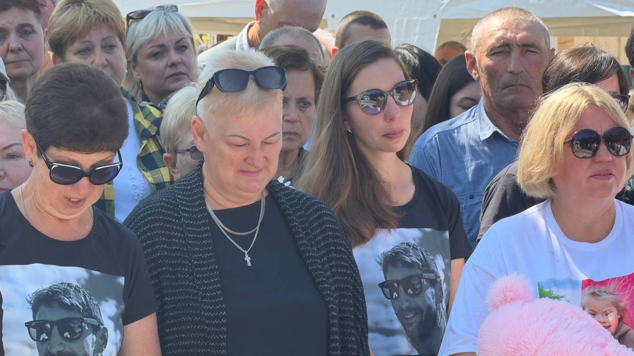 У Вінниці в небо запустили чорні повітряні кульки. Вшанували пам’ять жертв ракетного обстрілу міста росіянами. Фото