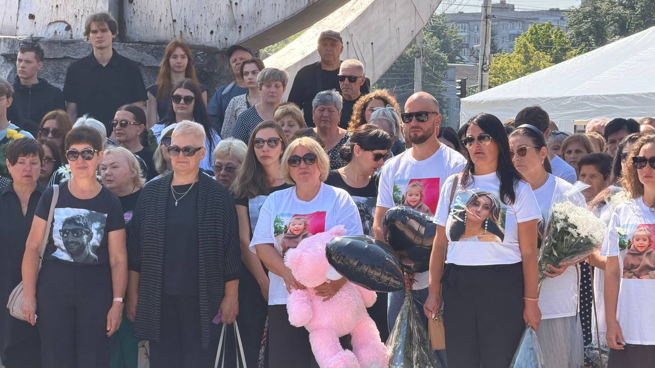 У Вінниці в небо запустили чорні повітряні кульки. Вшанували пам’ять жертв ракетного обстрілу міста росіянами. Фото
