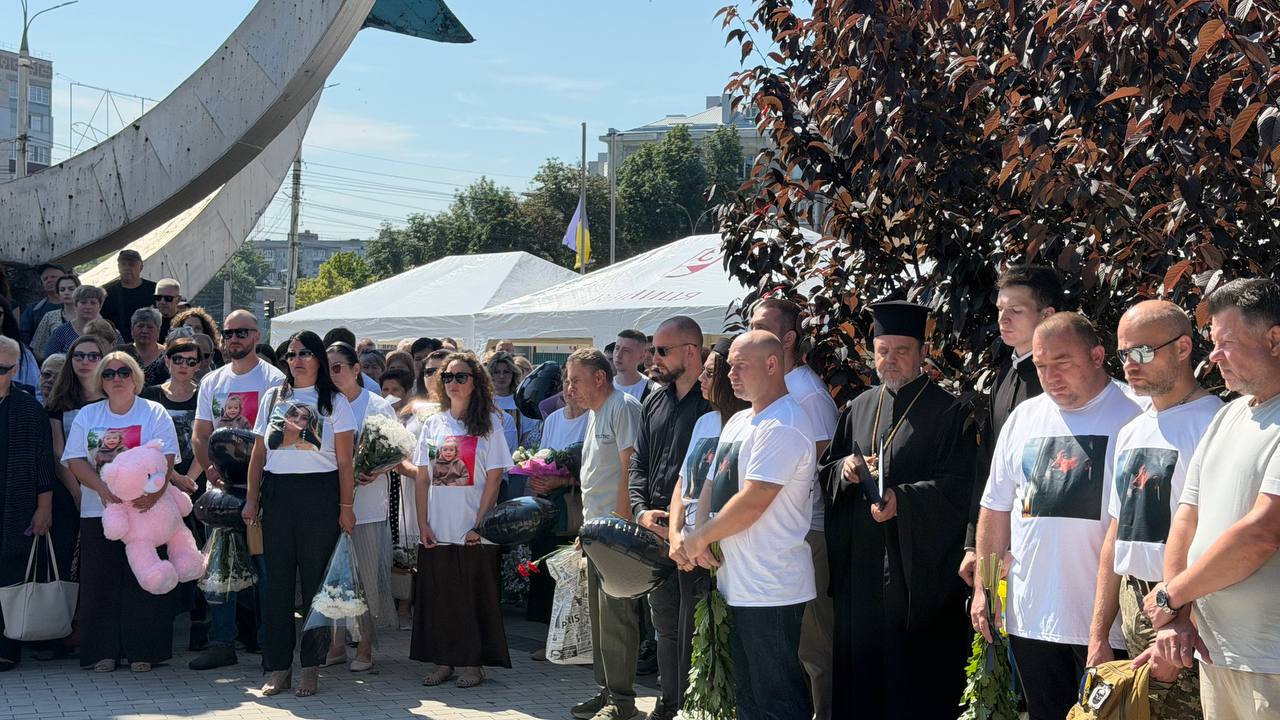 У Вінниці в небо запустили чорні повітряні кульки. Вшанували пам’ять жертв ракетного обстрілу міста росіянами. Фото