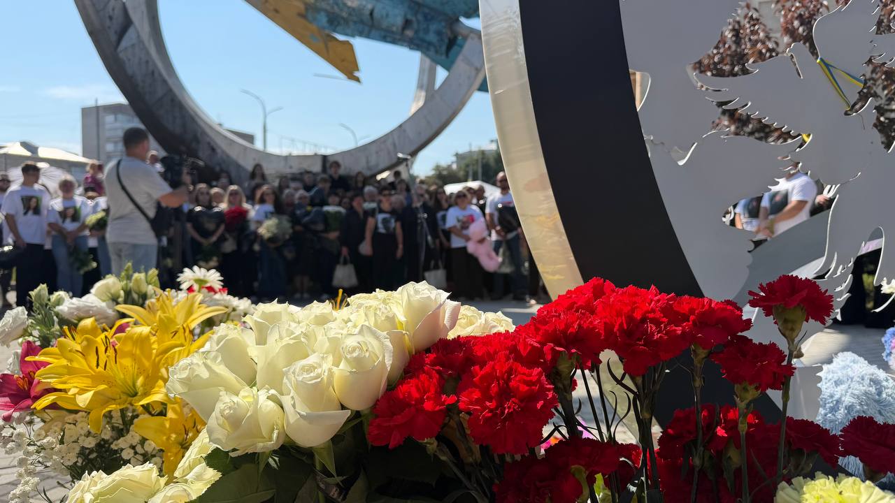 У Вінниці в небо запустили чорні повітряні кульки. Вшанували пам’ять жертв ракетного обстрілу міста росіянами. Фото