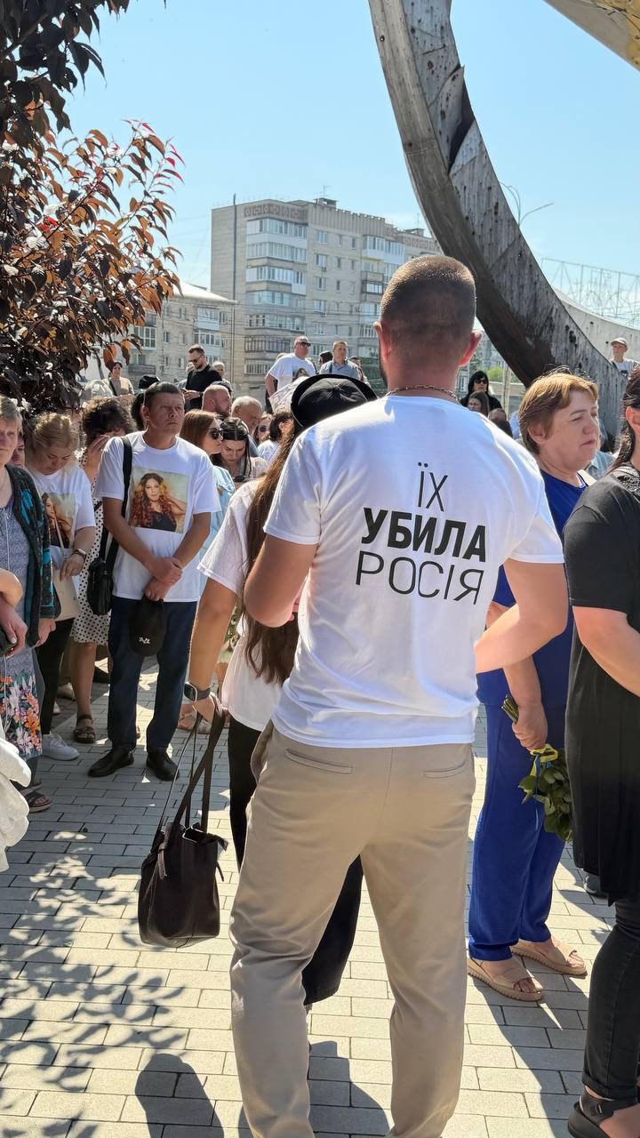 У Вінниці в небо запустили чорні повітряні кульки. Вшанували пам’ять жертв ракетного обстрілу міста росіянами. Фото