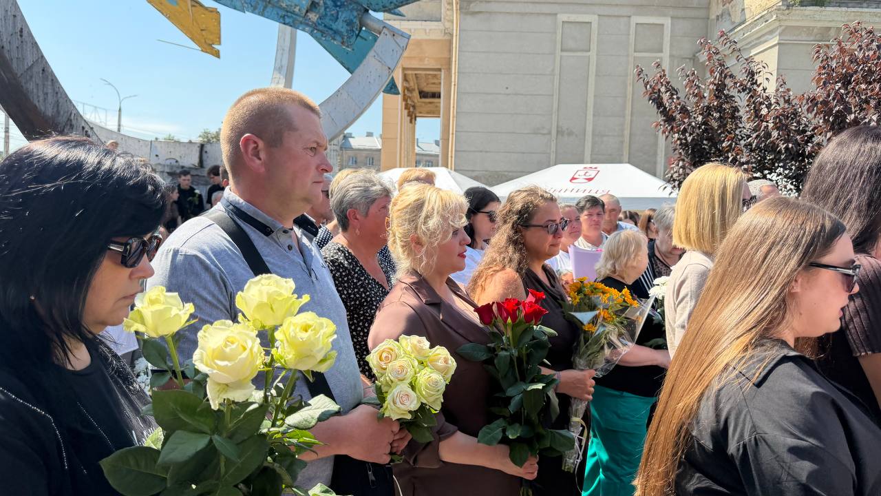 У Вінниці в небо запустили чорні повітряні кульки. Вшанували пам’ять жертв ракетного обстрілу міста росіянами. Фото