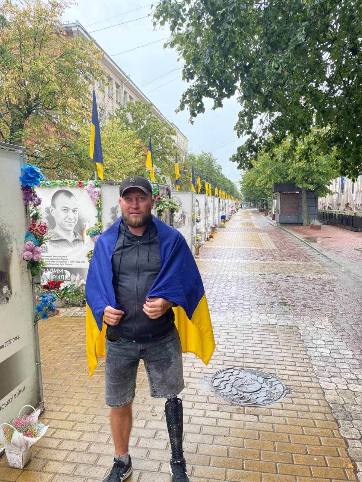 Понад 100 кілометрів на протезі пройшов пішки вінничанин для підтримки ЗСУ