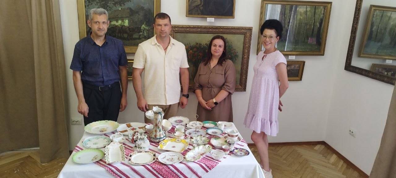 Вінницькому художньому музею презентували набір старовинного посуду