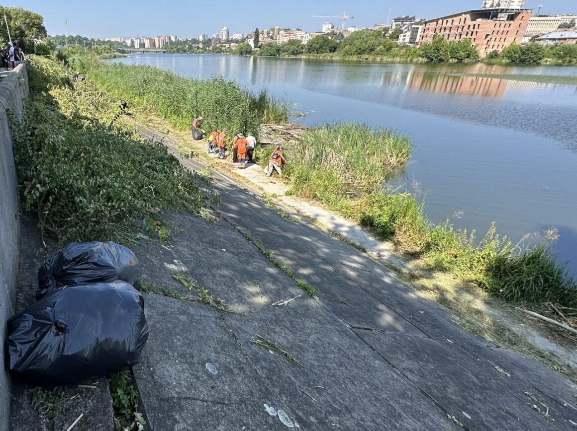 У Вінниці прибирали набережну від Центрального до Староміського мосту