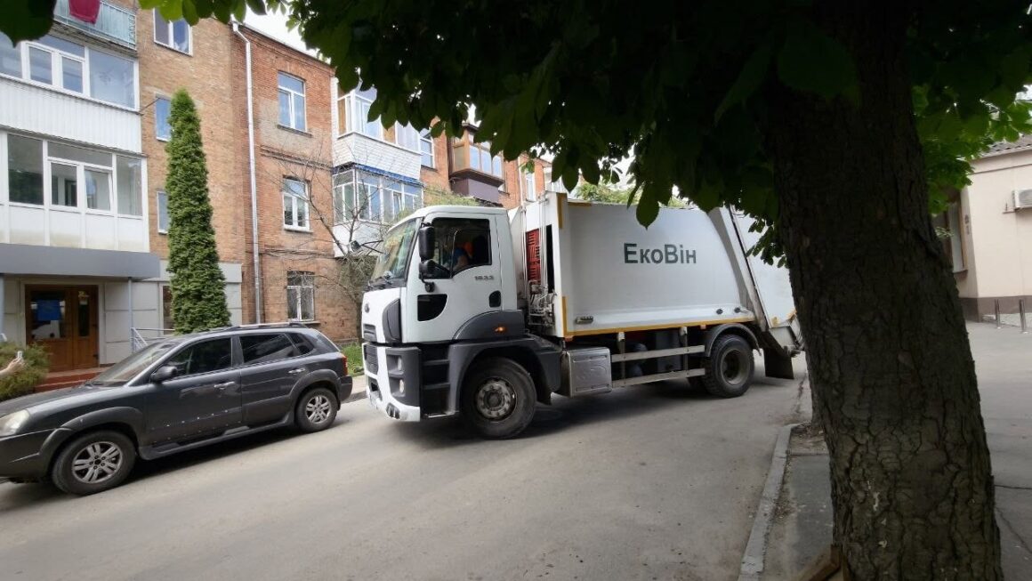 Понад двісті випадків паркування автівок біля сміттєвих контейнерів виявили у Вінниці в липні