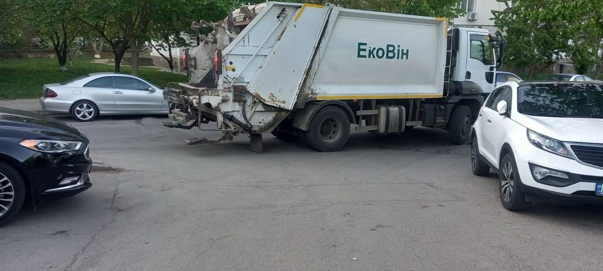 Понад двісті випадків паркування автівок біля сміттєвих контейнерів виявили у Вінниці в липні
