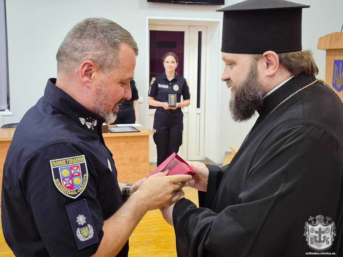 Начальнику поліції у Вінницькій області архієпископ Павло вручив «Хрест свободи»