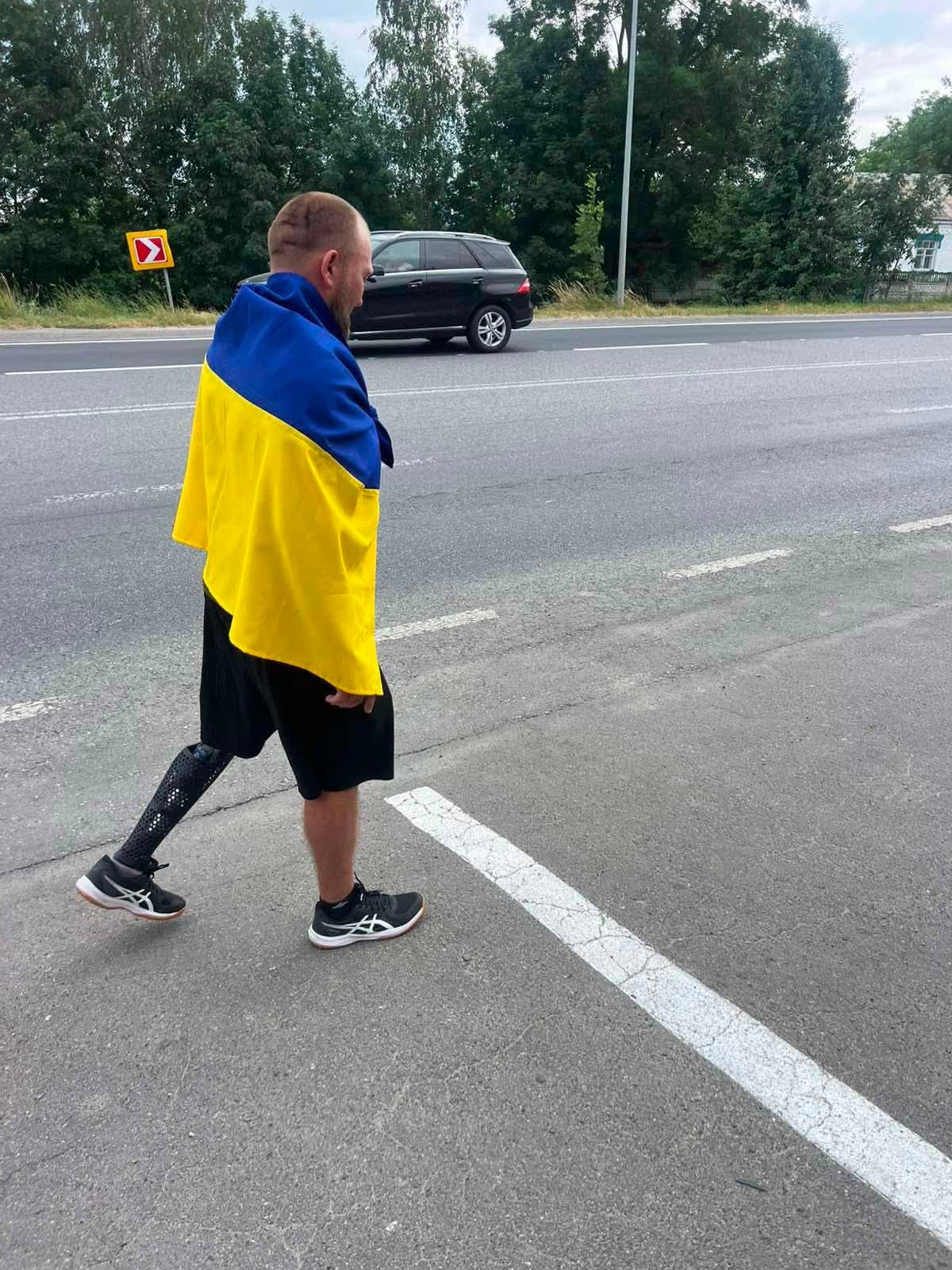 Вінничанин-ветеран пішки вирушив у Хмельницький, щоб зібрати кошти на обладнання для 14 бригади ЗСУ