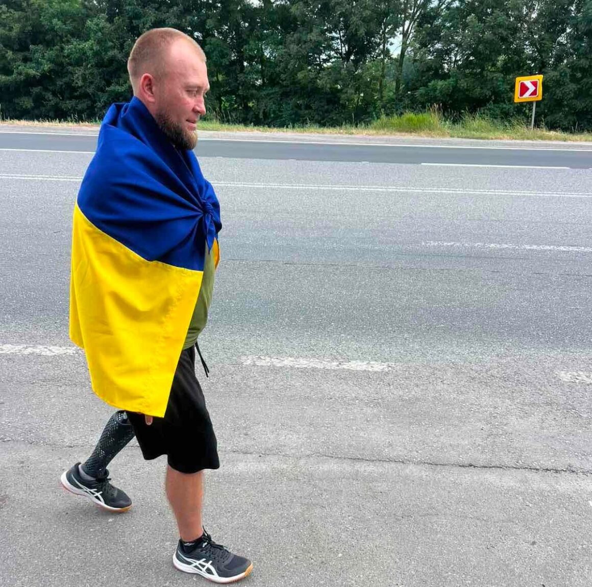 Вінничанин-ветеран пішки вирушив у Хмельницький, щоб зібрати кошти на обладнання для 14 бригади ЗСУ