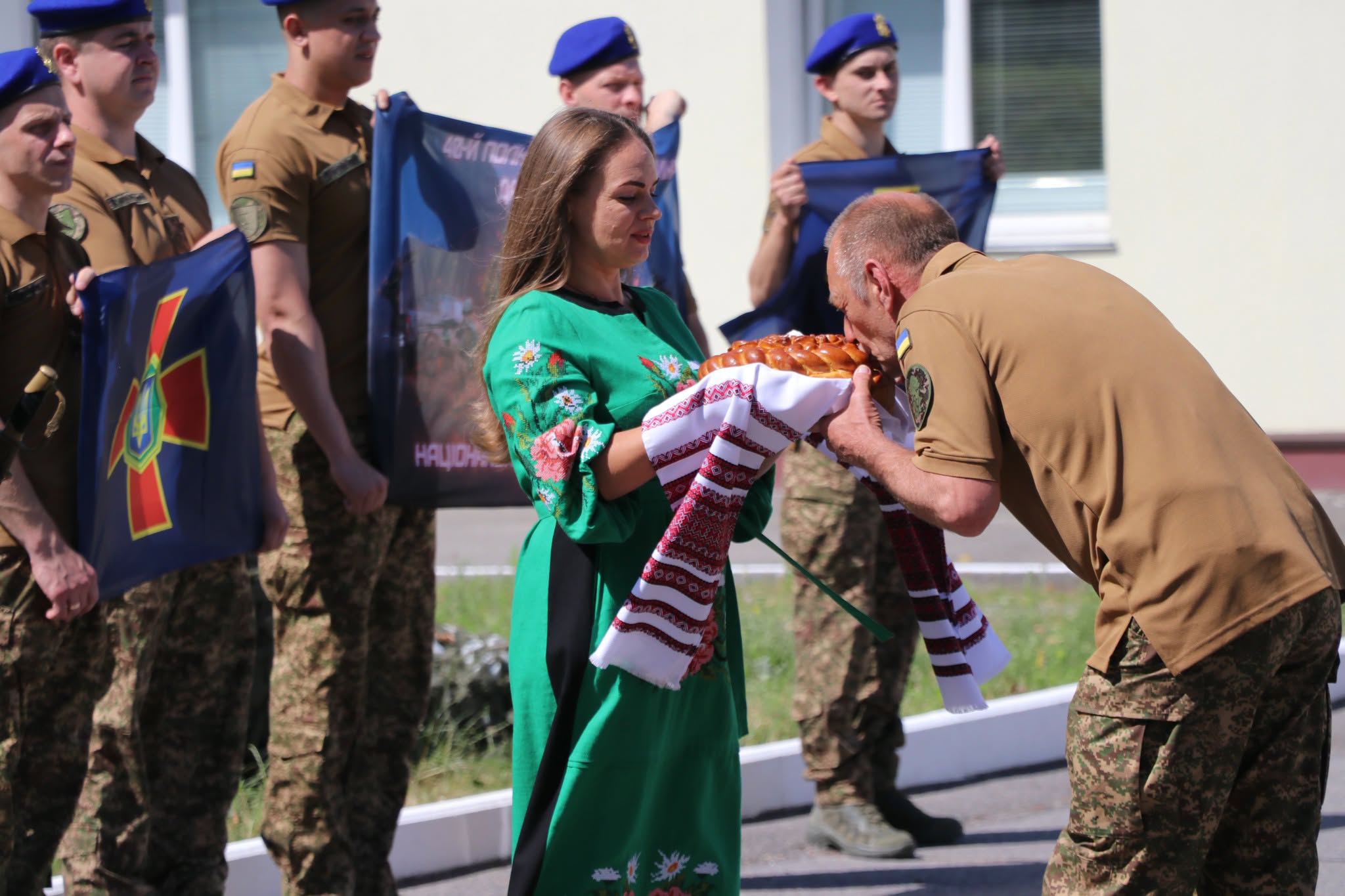 У Гніванській громаді зустріли командира взводу підрозділу Нацгвардії, якого повернули з полону