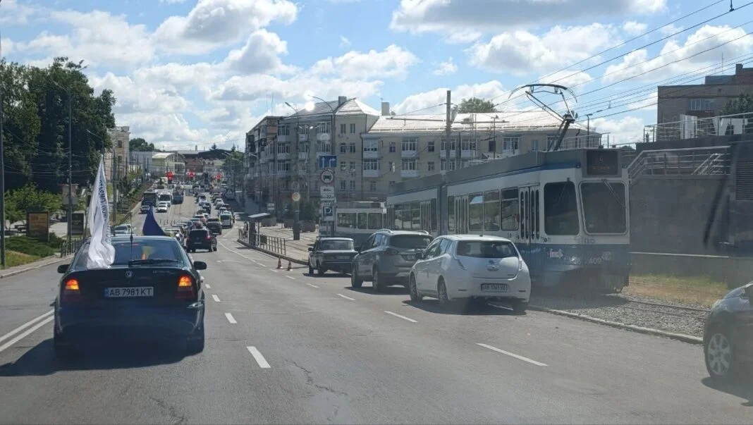 В пам’ять загиблих від ракетного удару у Вінниці провели автопробіг