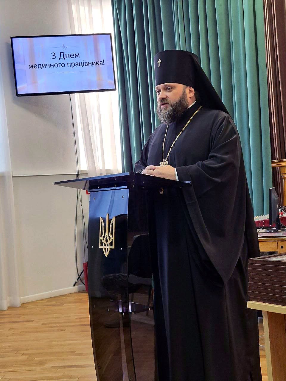 Архієпископ Вінницький та Барський Павло відвідав шпиталь та нагородив військових медиків