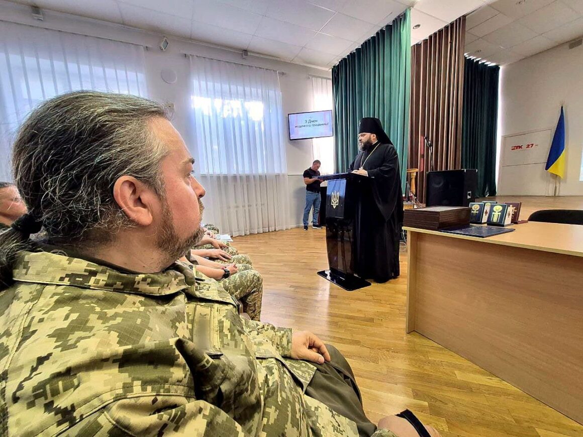 Архієпископ Вінницький та Барський Павло відвідав шпиталь та нагородив військових медиків