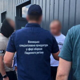 Затримали військових.