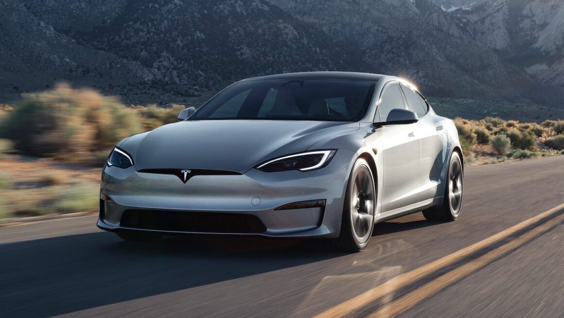 Вінничанин за кермом Tesla втричі перевищив швидкість